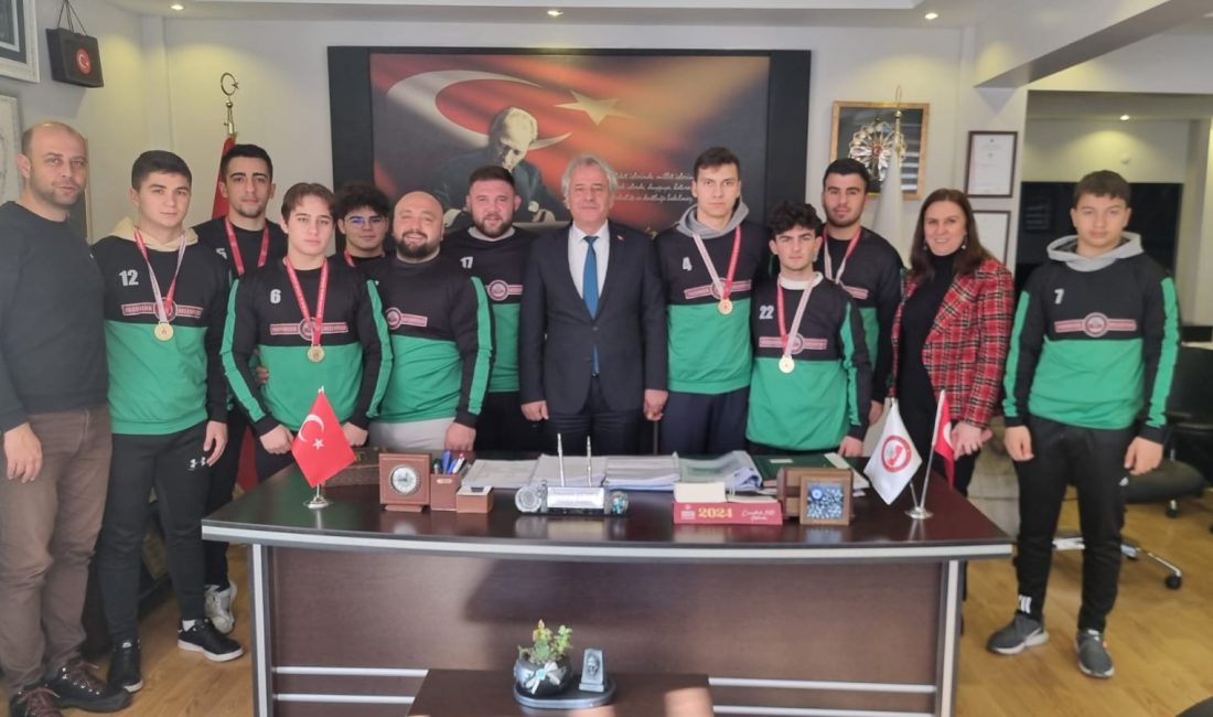 Susurluklu 10 şampiyon Balıkesir’i temsil edecek Susurluk Belediyesi Güreş Takımı sporcuları, önemli bir başarıya imza atarak