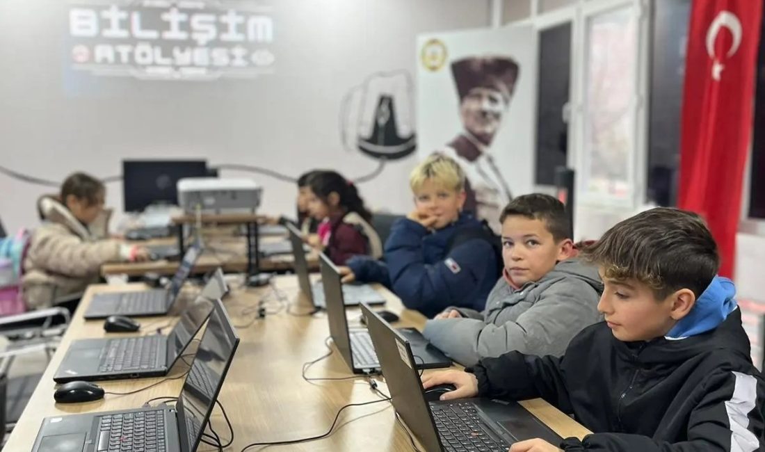 Susurluk’ta “Bilişim Atölyesi” hizmete girdi Susurluklu çocuklar ve gençler, yeni açılan “Bilişim Atölyesi” sayesinde teknolojiyi