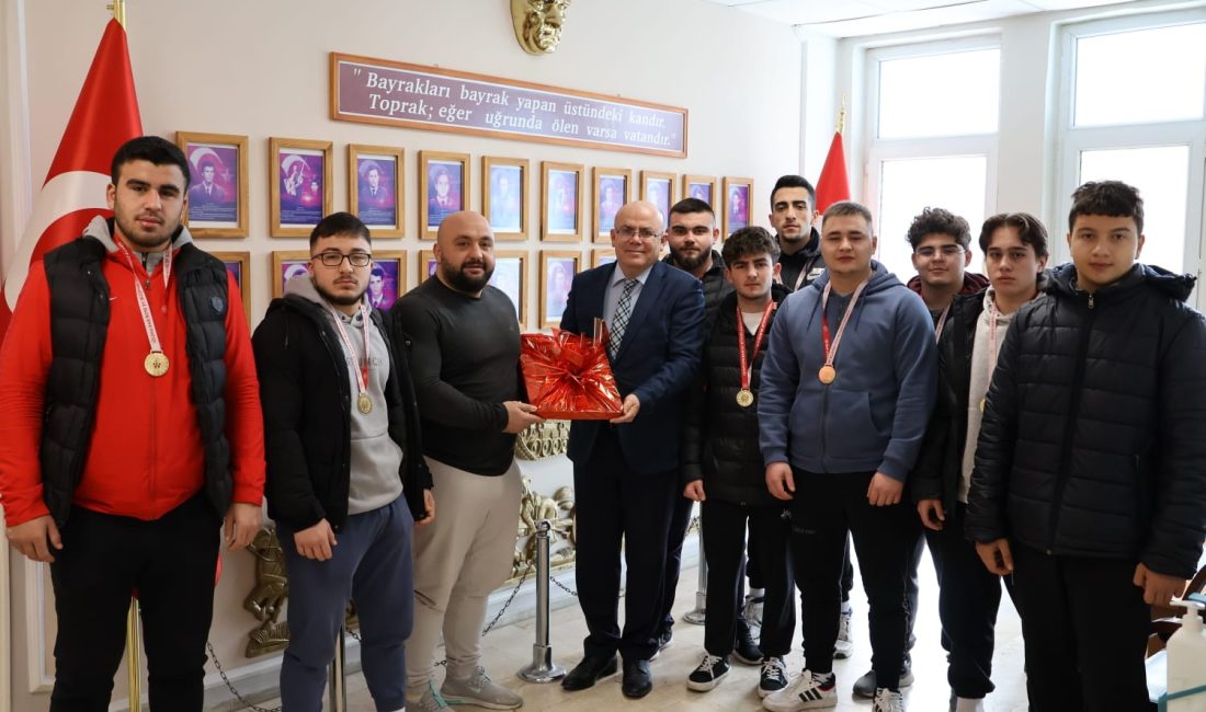 Türkiye Şampiyonası’nda Balıkesir’i temsil edecek olan 10 güreşçi Susurluk Kaymakamı