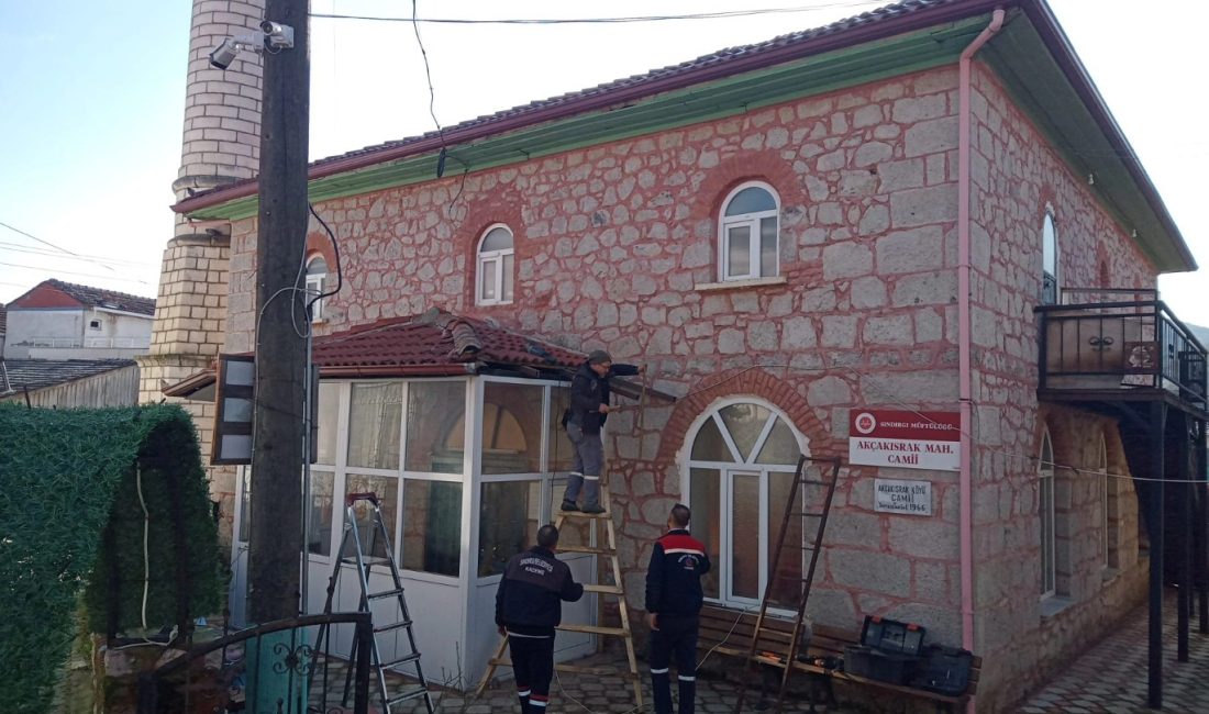 Sındırgı Belediyesi ekipleri ibadethanelerin bakım ve tamirat işleri için harekete