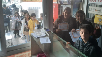Bursa’da bir büfe işletmesi karne getiren öğrencilere ücretsiz döner ikram