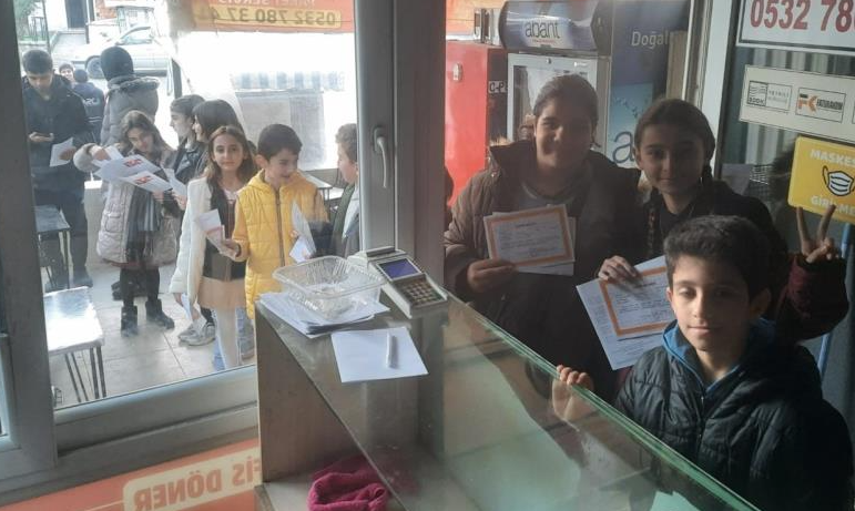 Bursa’da bir büfe işletmesi karne getiren öğrencilere ücretsiz döner ikram