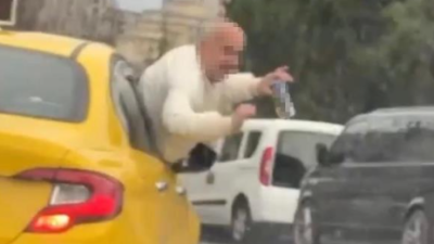 Bayrampaşa’da taksiye binen bir kişi, seyir halindeyken aracın camından sarkarak