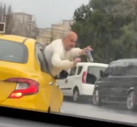 Bayrampaşa’da taksiye binen bir kişi, seyir halindeyken aracın camından sarkarak
