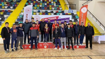 Savaştepe Belediye Spor Kulübü güreşçileri Balıkesir’de düzenlenen turnuvada elde ettikleri