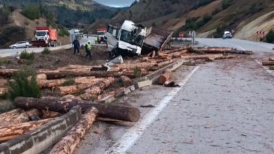 Balıkesir Dursunbey karayolunda meydana gelen kazada tomruk yüklü kamyon yoldan
