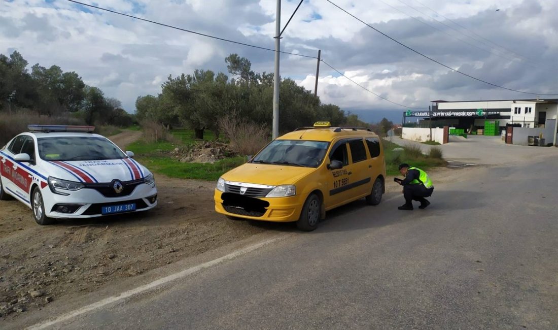 Trafik Jandarması bin 484 aracı denetledi Balıkesir İl Jandarma Komutanlığı Trafik Jandarması tarafından yapılan “Kış Lastiği