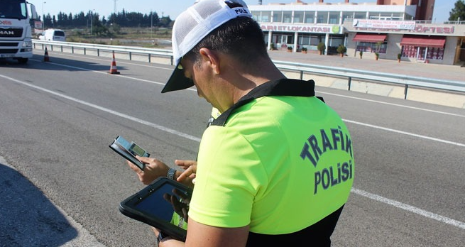 Trafik cezaları zamlandı 2024 yılından itibaren sürücülere uygulanacak trafik cezası miktarları belli oldu.Yeniden