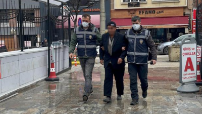 Eskişehir’de bir evin camında asılı olan Türk bayrağını alarak, topladığı