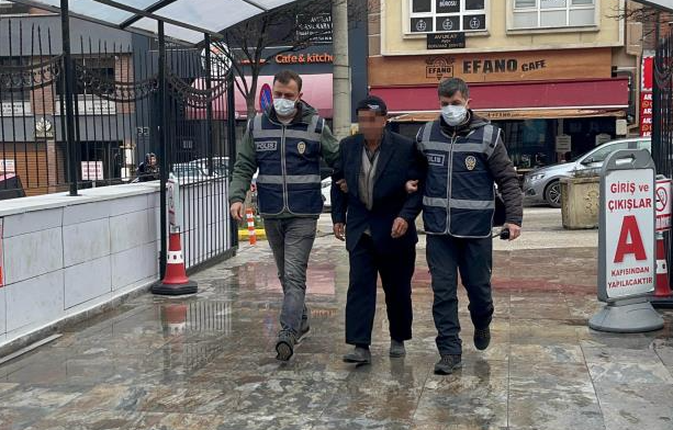 Eskişehir’de bir evin camında asılı olan Türk bayrağını alarak, topladığı