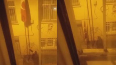 Cihangir’de bir şahıs girdiği sokakta direkte gördüğü Türk bayrağını indirdi.