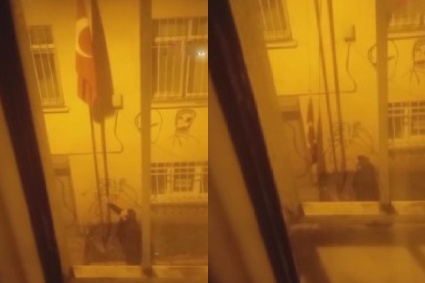 Cihangir’de bir şahıs girdiği sokakta direkte gördüğü Türk bayrağını indirdi.