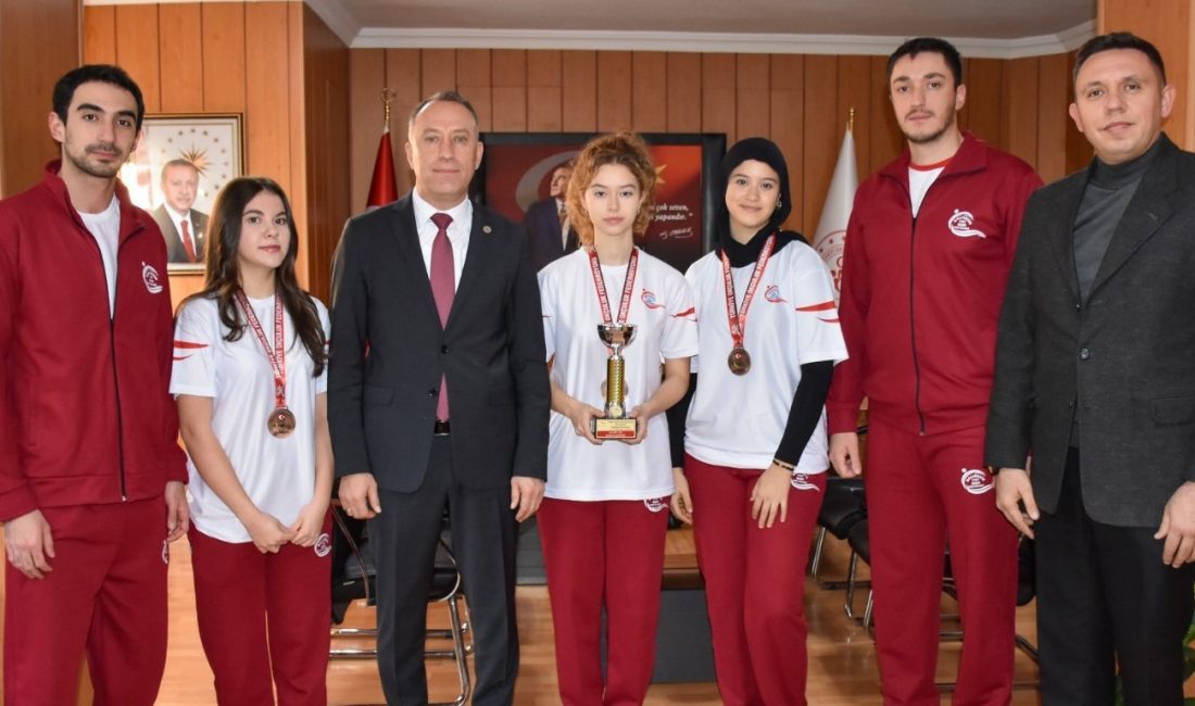 Türkiye 3’üncüsü genç sporculardan Özalp’e ziyaret Balıkesir Gençlik ve Spor İl Müdürü, Okçuluk 2024 Salon Federasyon