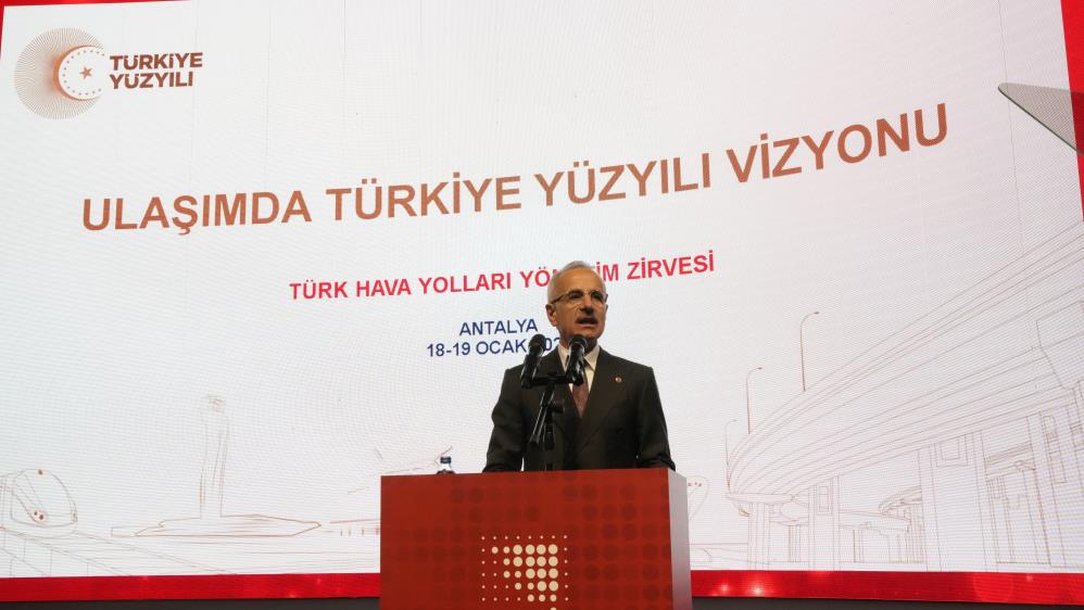 Bakan Uraloğlu: “Türkiye semalarında her 15 saniyede bir uçak geçiyor” Ulaştırma ve Altyapı Bakanı Abdulkadir Uraloğlu, “Türkiye Yüzyılı’na yakışan gurur
