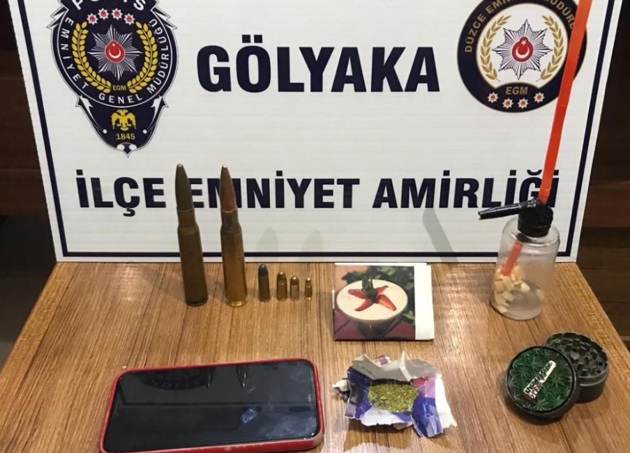 Düzce’de polis ekiplerince yapılan rutin denetimde bir şahsın evinden uçak