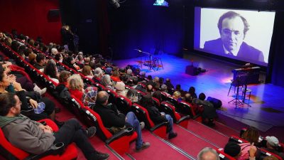 Usta oyuncular, Ayvalık’ta Uğur Mumcu anısına düzenlenen “Unutma Bizi” tiyatro
