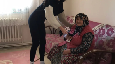 Balıkesir Üniversitesi öğrencileri, Kepsut Belediyesi Vefa Evi’nde yaşlıları ziyaret ederek,