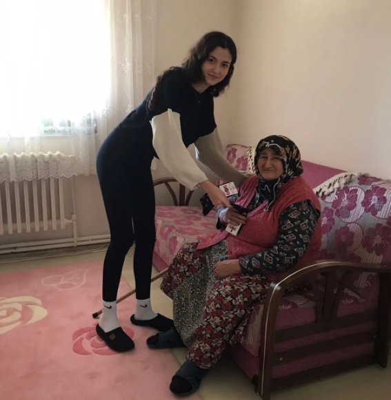 Üniversitelilerden Vefa Evi’ne ziyaret Balıkesir Üniversitesi öğrencileri, Kepsut Belediyesi Vefa Evi’nde yaşlıları ziyaret ederek,