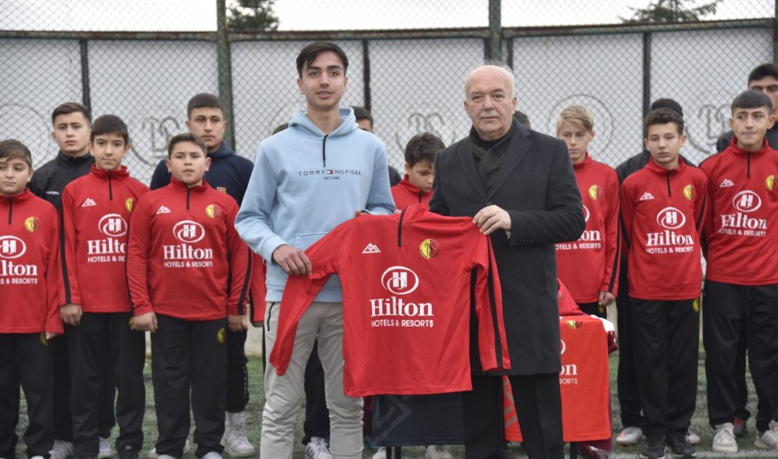 Ünlü Futbolcu Gündoğan, Dursunbeyli genç futbolcuları unutmadı Dursunbeyli ünlü Futbolcu İlkay Gündoğan ve ilesi Dursunbey Belediyespor’a forma