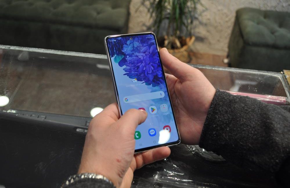 Üst model telefonlardaki kronik AMOLED yanığı sorununa dikkat Eskişehir’de telefonculuk yapan Yiğit Aytekin, sürekli aynı uygulamada kalmaktan ve