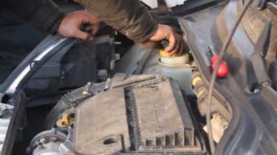 Siirt’te, araç ustası soğuk havaların etkisiyle araçların motor soğutma sisteminin