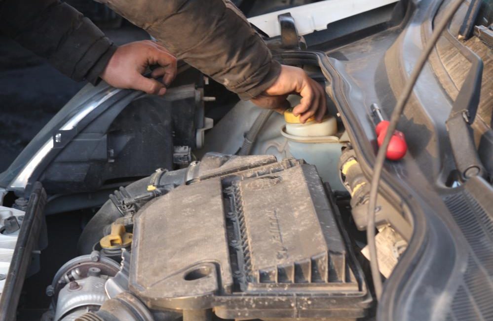 Siirt’te, araç ustası soğuk havaların etkisiyle araçların motor soğutma sisteminin