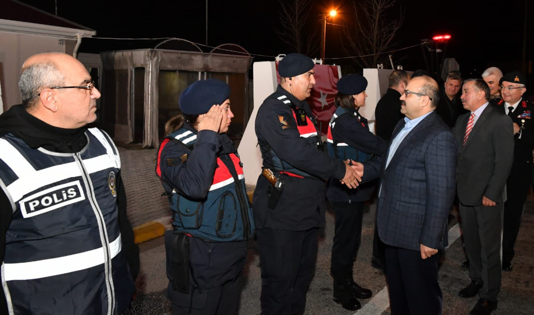Vali Ustaoğlu, görevli ekipleri unutmadı Vali Ustaoğlu, görevli ekipleri unutmadı. Balıkesir Valisi İsmail Ustaoğlu, yılbaşında