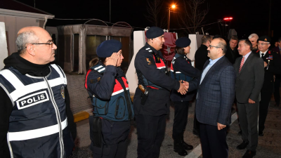 Vali Ustaoğlu, görevli ekipleri unutmadı. Balıkesir Valisi İsmail Ustaoğlu, yılbaşında