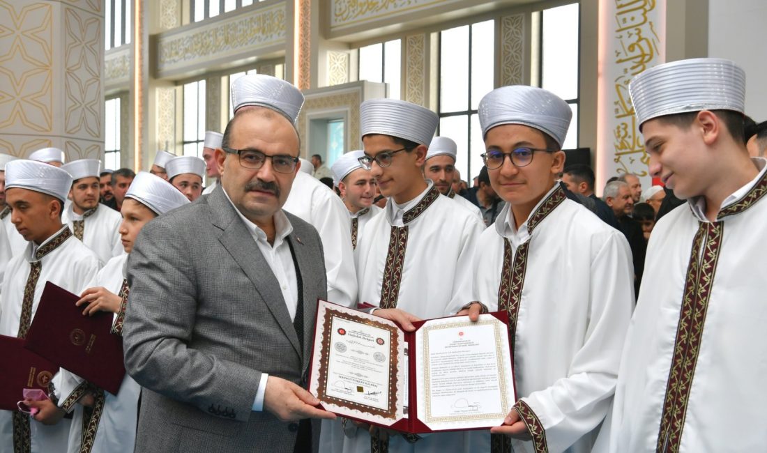 Vali Ustaoğlu, hafızları tebrik etti Balıkesir Valisi İsmail Ustaoğlu, Balıkesir İl Müftülüğü tarafından düzenlenen Hafızlık