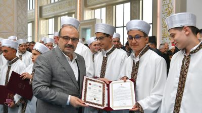Balıkesir Valisi İsmail Ustaoğlu, Balıkesir İl Müftülüğü tarafından düzenlenen Hafızlık