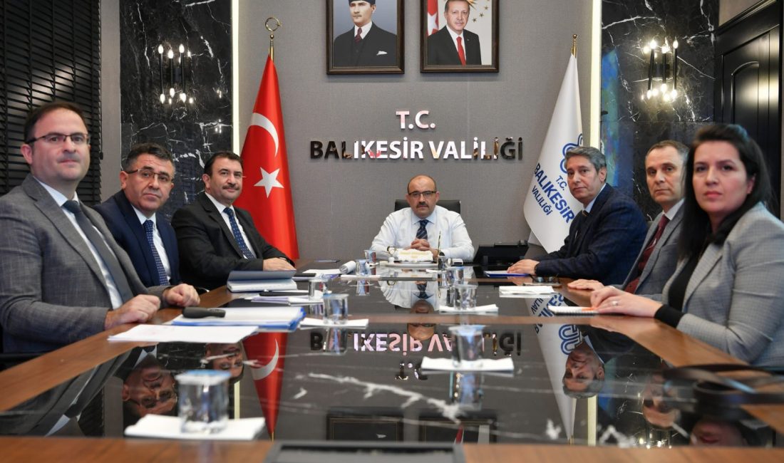 Vali Ustaoğlu, yatırımları değerlendirdi Balıkesir Valisi, kurum müdürleri ile bir araya gelerek Balıkesir’de yapılacak