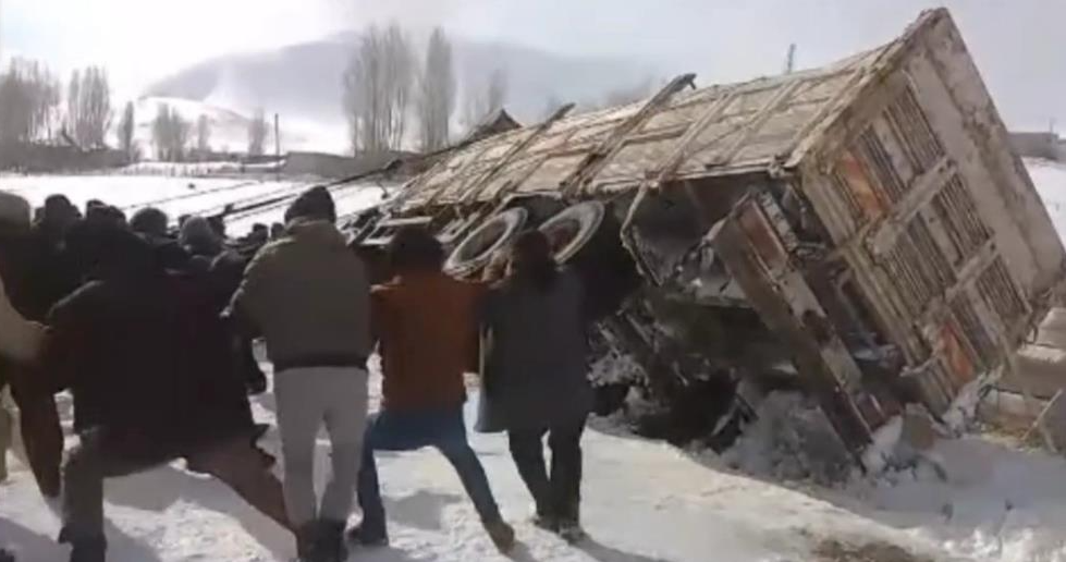 Van’ın Gürpınar ilçesinde yan yatan saman yüklü kamyon, vatandaşlar tarafından