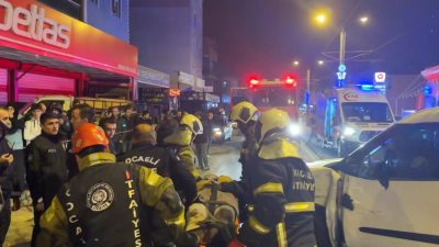 Kocaeli’de yeni yılın ilk dakikalarında motosiklet, hafif ticari aracın altında