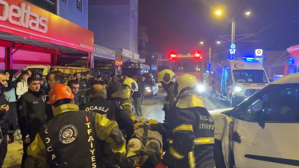 Kocaeli’de yeni yılın ilk dakikalarında motosiklet, hafif ticari aracın altında