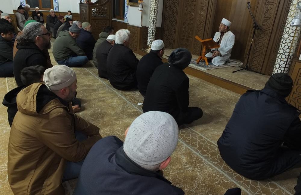 Yeni yılın ilk günü eller semaya Gazzeliler için açıldı Burhaniye’de, sabah namazında bir araya gelen vatandaşlar, Gazzeliler için dua