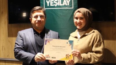Balıkesir Üniversitesi Rektörü Oğurlu, düzenlenen programda Yeşilay gönüllüleri ile bir