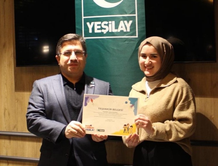 Yeşilay gönüllülerine teşekkür belgesi Balıkesir Üniversitesi Rektörü Oğurlu, düzenlenen programda Yeşilay gönüllüleri ile bir