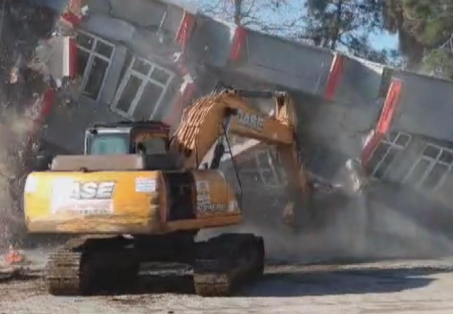 Hatay’ın Payas ilçesinde iş makinası operatörü, yıkımını gerçekleştirdiği 2 katlı