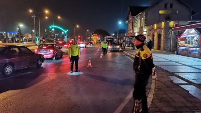 Balıkesir’de yılbaşı gecesi trafik polisleri tarafından yapılan uygulamalarda 72 araç