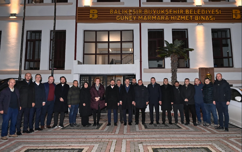 Yılmaz, AK Parti Bandırma Teşkilatı ile bir araya geldi Balıkesir Büyükşehir Belediye Başkanı Yücel Yılmaz, AK Parti Bandırma İlçe
