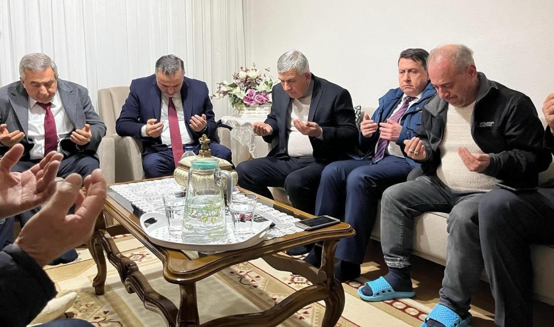 Doğan’dan, tırın altında kalarak hayatını kaybeden Uslu’nun ailesine taziye ziyareti Bandırma AK Parti İlçe Başkanı Mehmet Doğan, Bandırma NATO Caddesi’nde