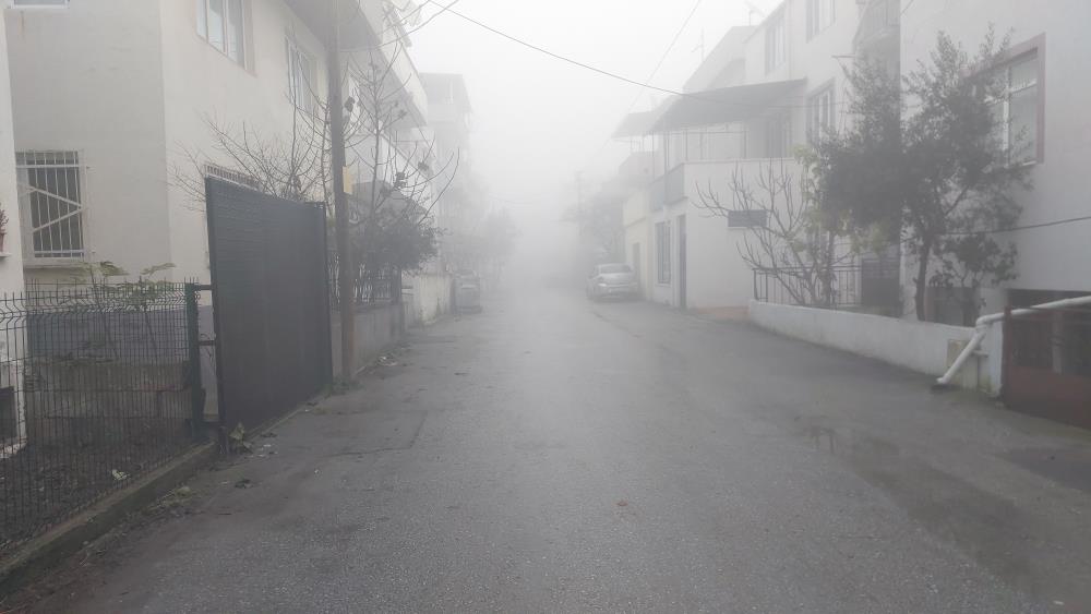 Balıkesir’de gece saatlerinden itibaren etkisini göstermeye başlayan yoğun sis, sabah