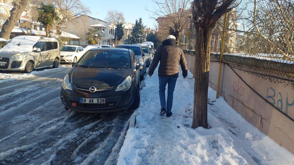 Tekirdağ’da etkili olan kar yağışı sonrasında sokaklar adeta buz pistine