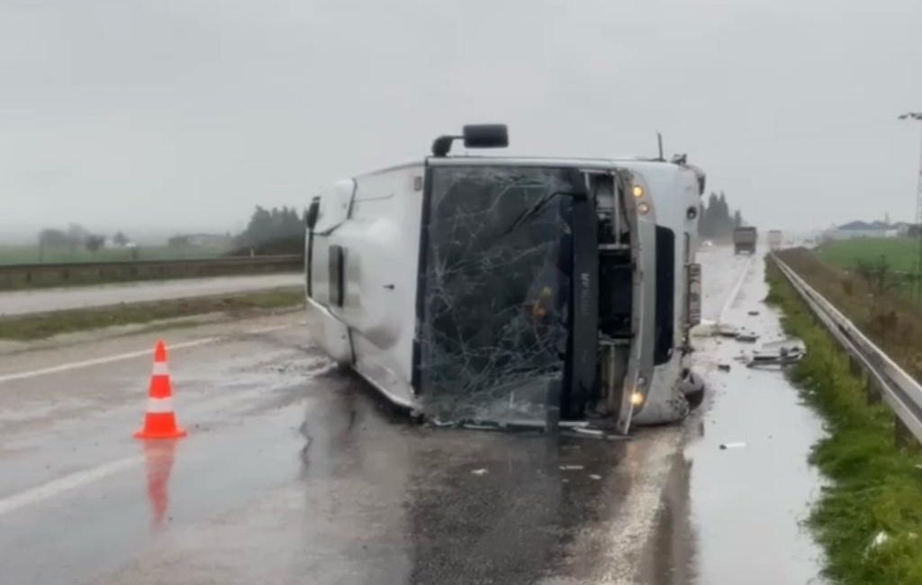 Gönen’de servis minibüsü devrildi