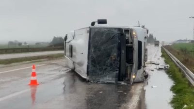 Gönen’de aşırı yağış sebebiyle kayganlaşan yolda servis minibüsü devrildi.Gönen’de etkili