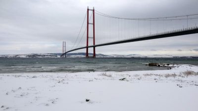 Çanakkale’de etkili olan kar yağışının ardından 1915 Çanakkale Köprüsü ve