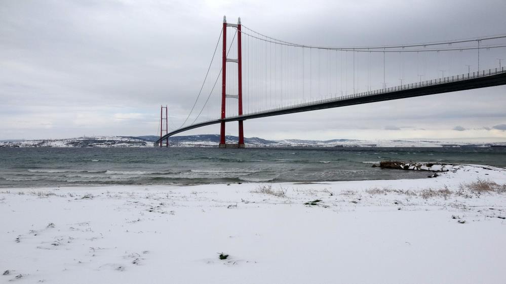 Çanakkale’de etkili olan kar yağışının ardından 1915 Çanakkale Köprüsü ve