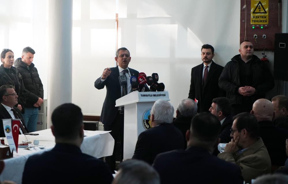 Özgür Özel’den emekli maaşı teklifi: “En az asgari ücret oranında olmalı” Memleketi Manisa’nın Turgutlu ilçesinde açıklamalarda bulunan CHP Genel Başkanı Özgür