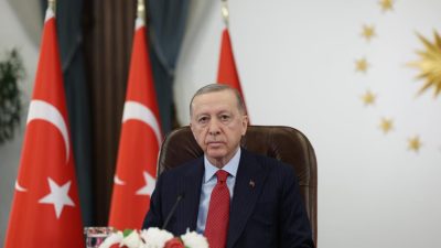 Cumhurbaşkanı Recep Tayyip Erdoğan, ilk Türk astronot Alper Gezeravcı ile