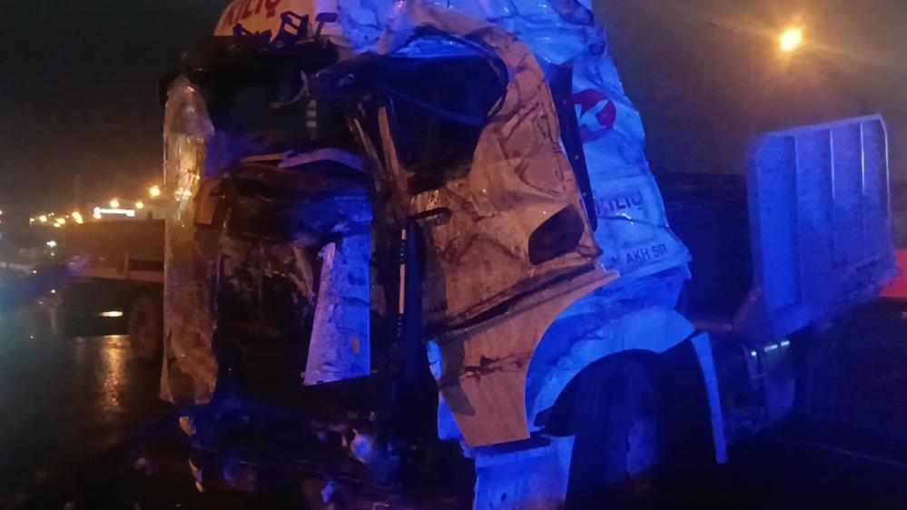Kocaeli’nin Dilovası ilçesinde sürücüsünün direksiyon hakimiyetini kaybettiği tır, önce orta